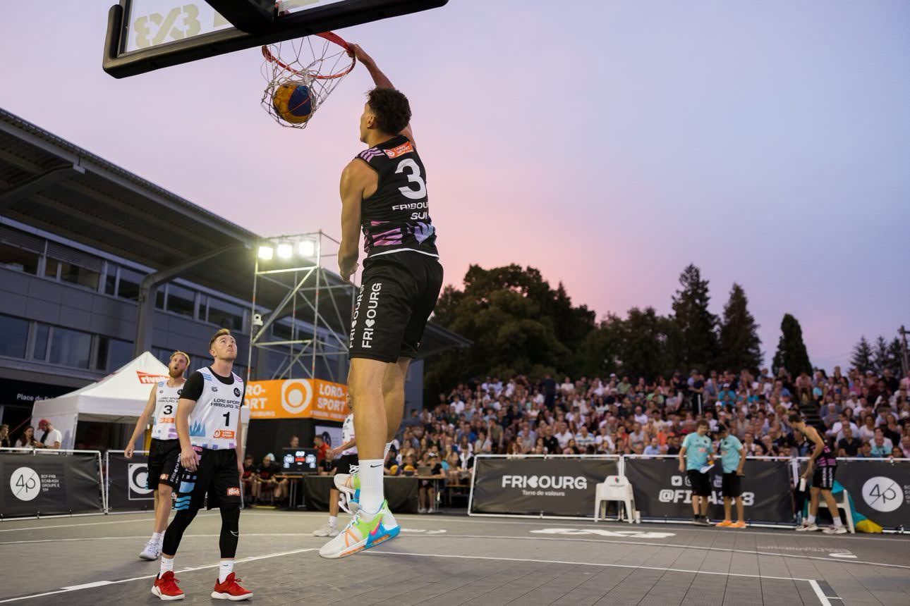 Joueur de basket en train de 'dunker' 